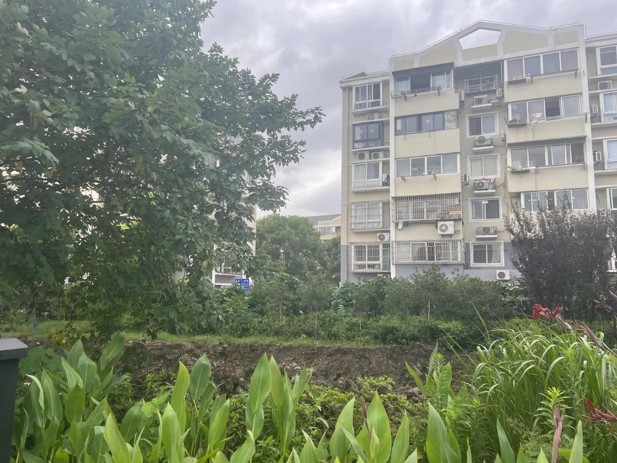 随手拍到的居民区，郊区还保留着小高层